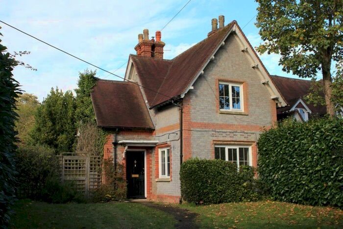 3 Bedroom Semi-Detached House To Rent In School Lane, Upper Basildon, Berkshire, RG8