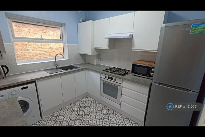 3 Bedroom Flat To Rent In Calais Street, London, SE5