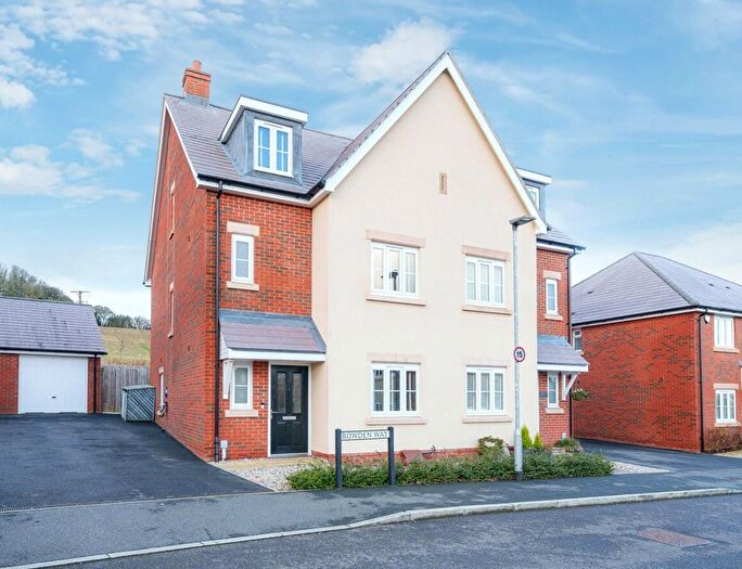 4 Bedroom Semi-Detached House For Sale In Rowden Way, Alton, Hampshire, GU34