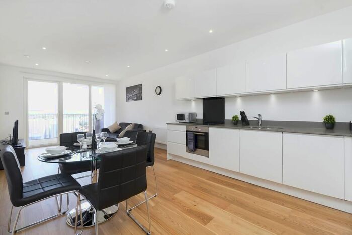 3 Bedroom Flat To Rent In Queens Drive, Arsenal, N4