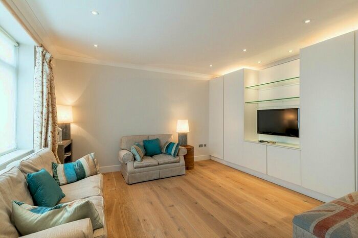 3 Bedroom Property To Rent In Coleherne Mews, Chelsea, SW10