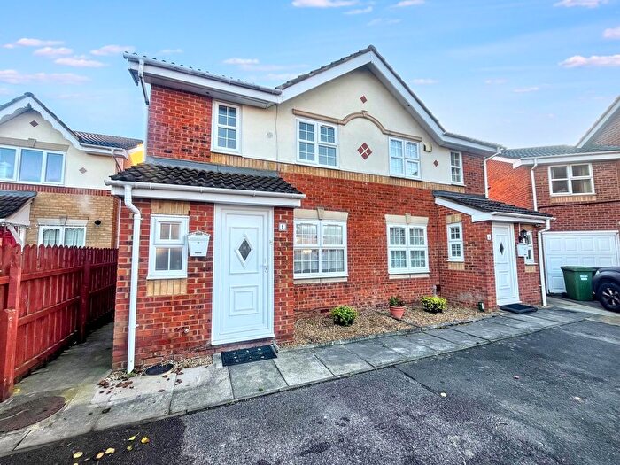 3 Bedroom Semi Detached House To Rent In Molyns Mews, Slough, SL1
