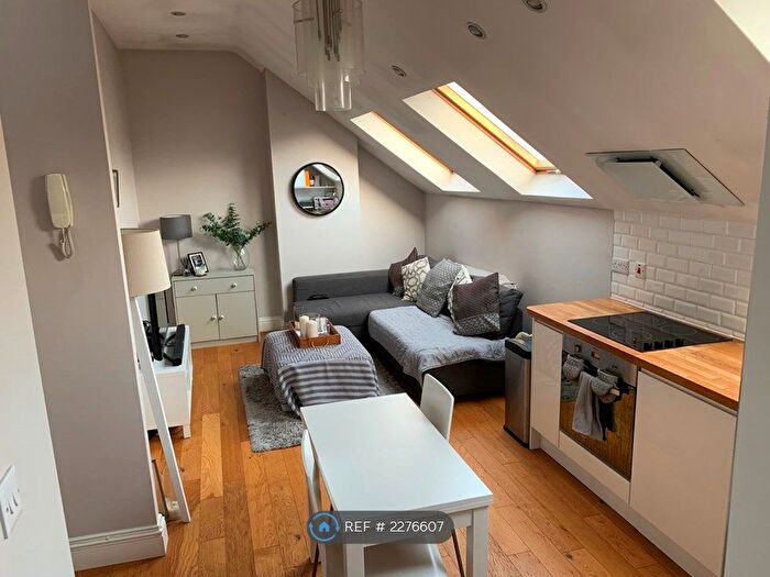 2 Bedroom Flat To Rent In Shrubbery Road, London, SW16