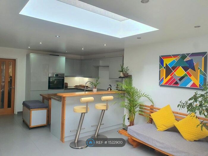 3 Bedroom End Of Terrace House To Rent In The Birches, London, SE7