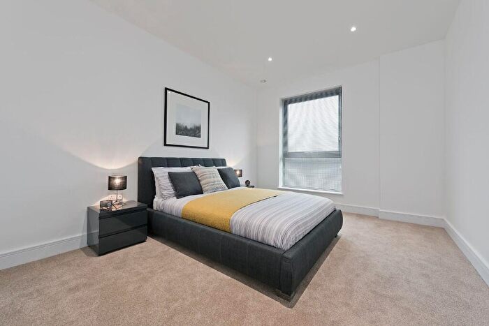 2 Bedroom Flat For Sale In Leven Road, London, E14