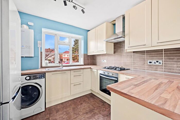 3 Bedroom Flat To Rent In Suffolk Road, Newbury Park, IG3
