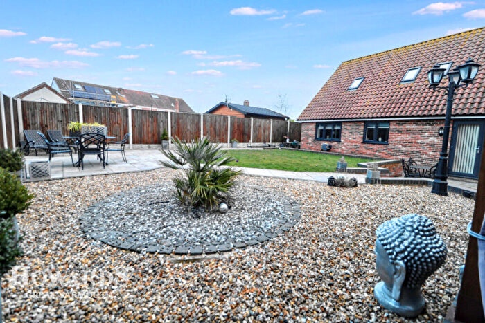4 Bedroom Chalet For Sale In Bridle Close, Hemsby, NR29