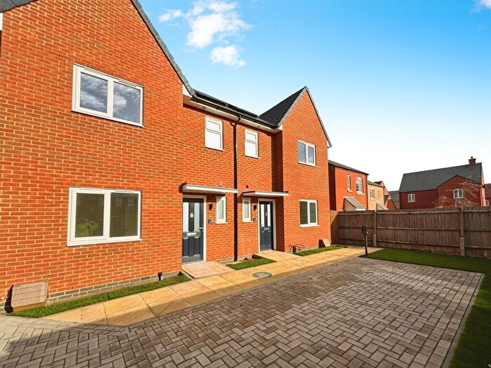 3 Bedroom Semi Detached House For Sale In Brick Kiln Road, Raunds, Wellingborough, NN9