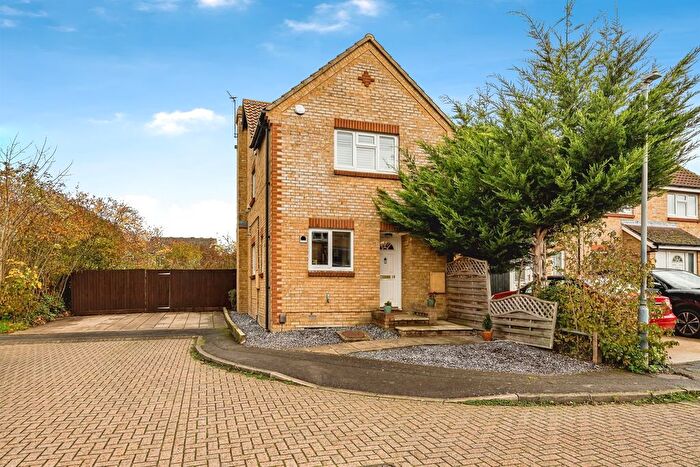 2 Bedroom End Terrace House For Sale In Ayrshire Close, Aylesbury, HP19