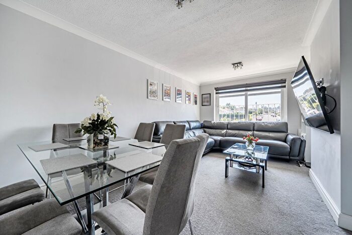 2 Bedroom Flat For Sale In Cotswold Avenue, Bushey, WD23