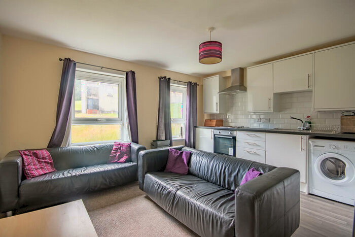 3 Bedroom Flat To Rent In L – Dumbiedykes Road, Edinburgh, EH8