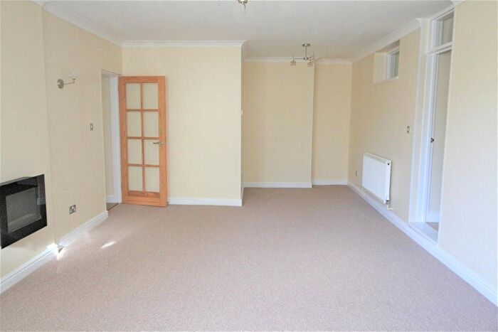 2 Bedroom Flat To Rent In Cleveland Road, Torquay, Devon, TQ2