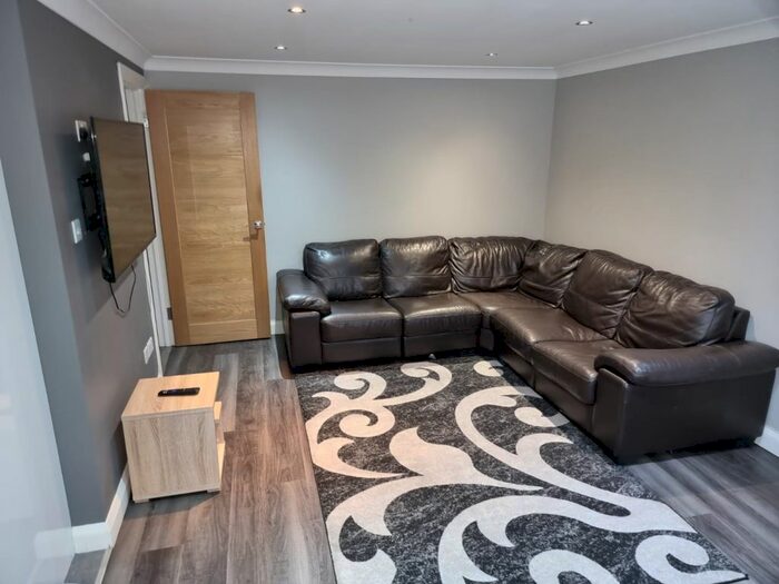 2 Bedroom Flat To Rent In Gladbeck Way, Enfield, EN2