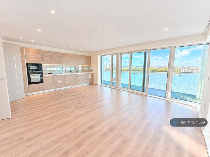 3 Bedroom Flat To Rent In Deveraux House, London, SE18