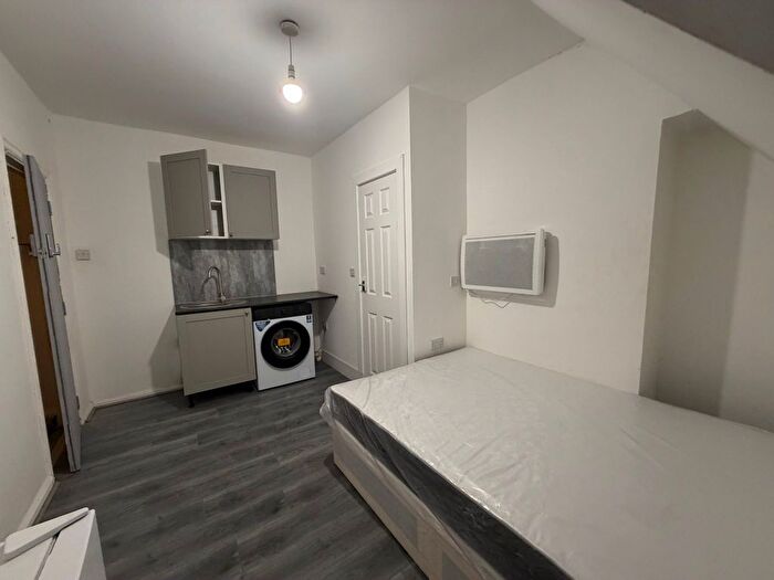 Studio To Rent In Watling Avenue, Edgware, HA8