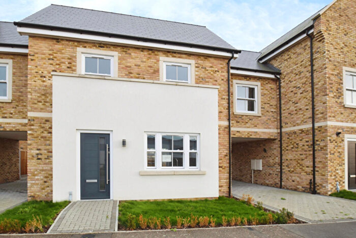 4 Bedroom Link Detached House To Rent In New Garrison Road, SS3