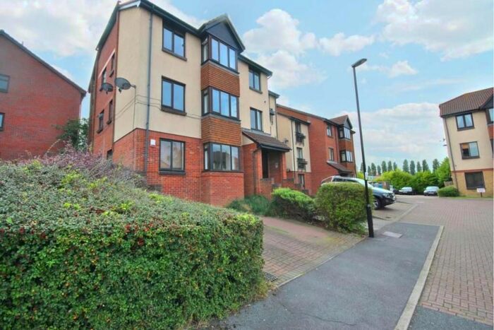 2 Bedroom Flat To Rent In Oak Apple Court, London, SE12