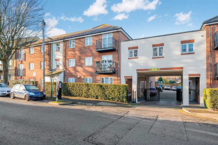 2 Bedroom Flat For Sale In Lind Road, Sutton, SM1
