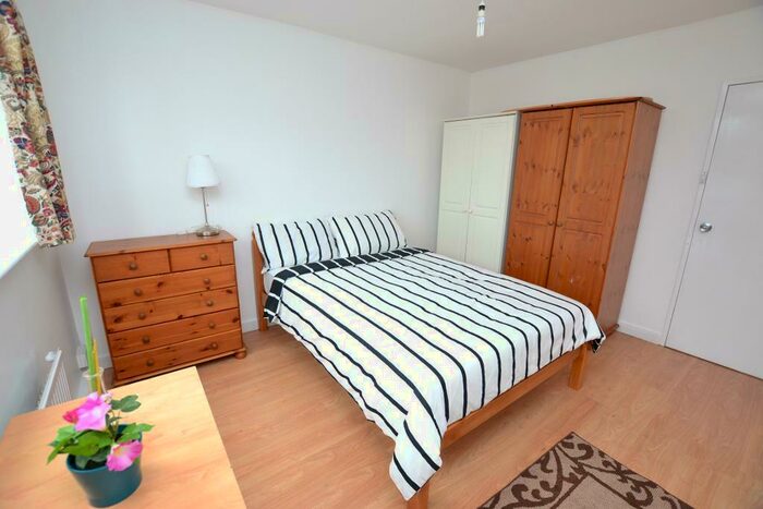 3 Bedroom Flat To Rent In Donegal Street, London, N1