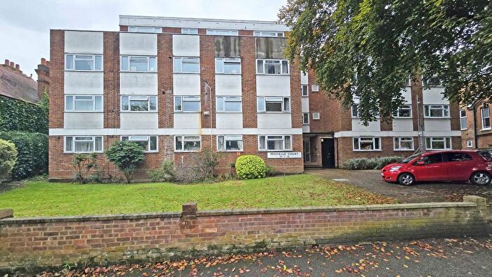 3 Bedroom Flat To Rent In Shaa Road, London, W3