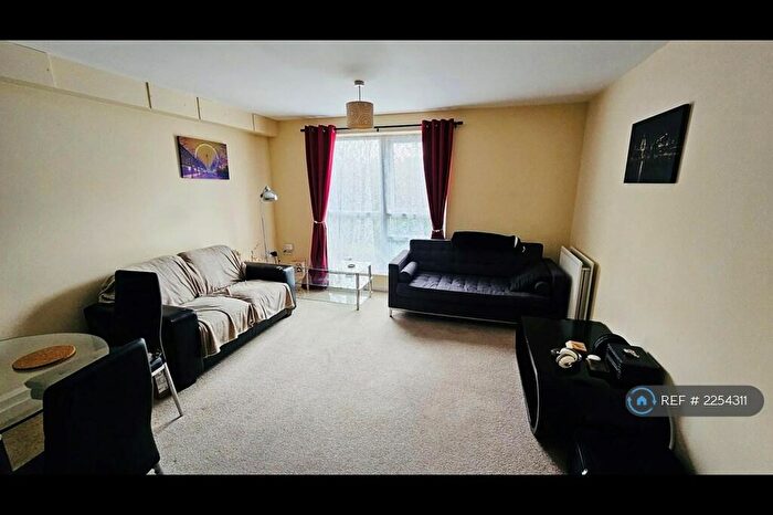 2 Bedroom Flat To Rent In Ashton Old Road, Manchester, M11