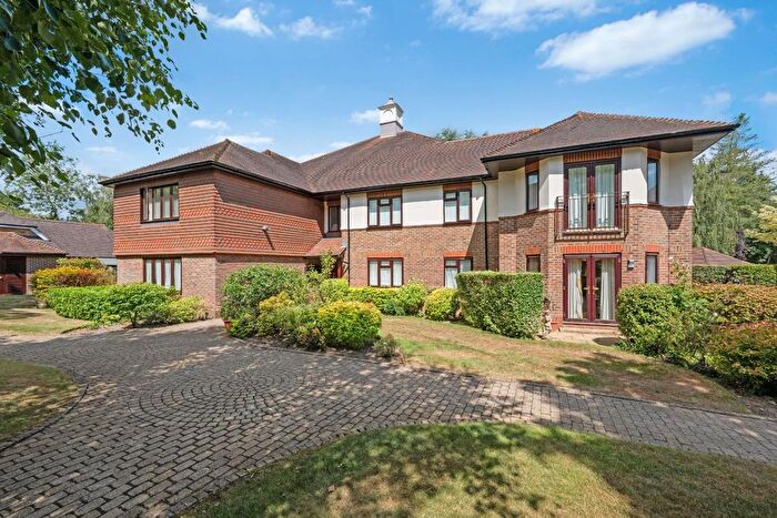 2 Bedroom Flat For Sale In Petersmead Close, Tadworth, KT20