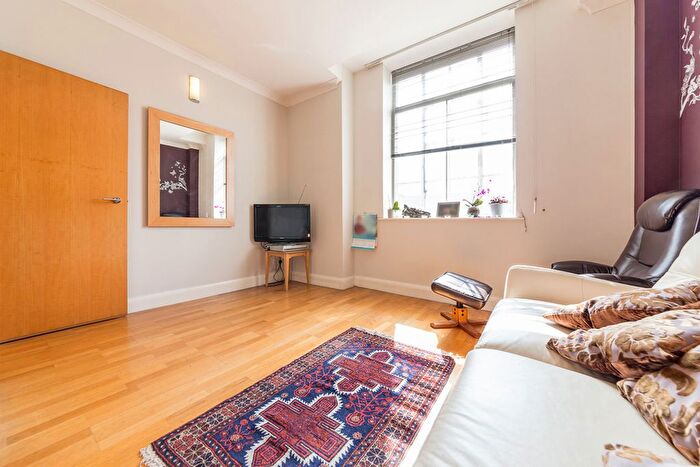 2 Bedroom Flat To Rent In South Block, London, SE1