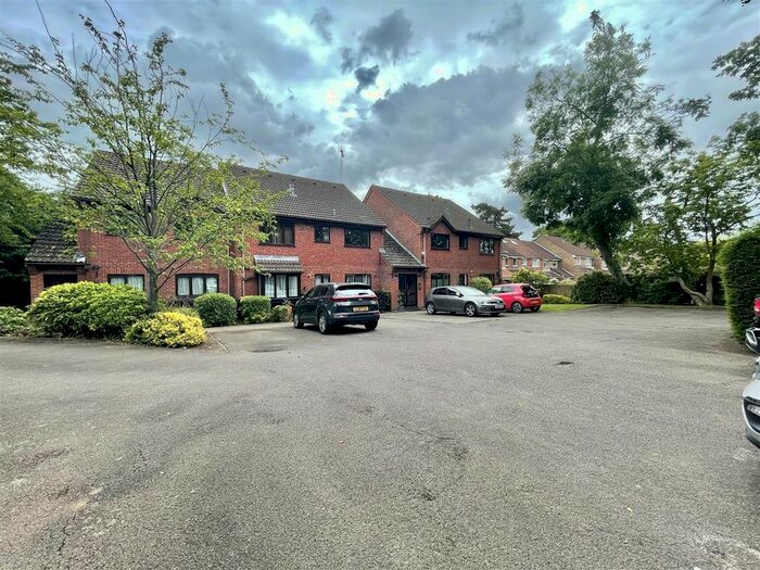 2 Bedroom Flat To Rent In Rosecroft Court, The Avenue, Northwood, HA6