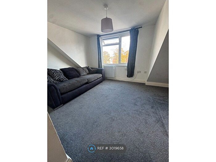 2 Bedroom Flat To Rent In Shelley House, Bournemouth, BH5