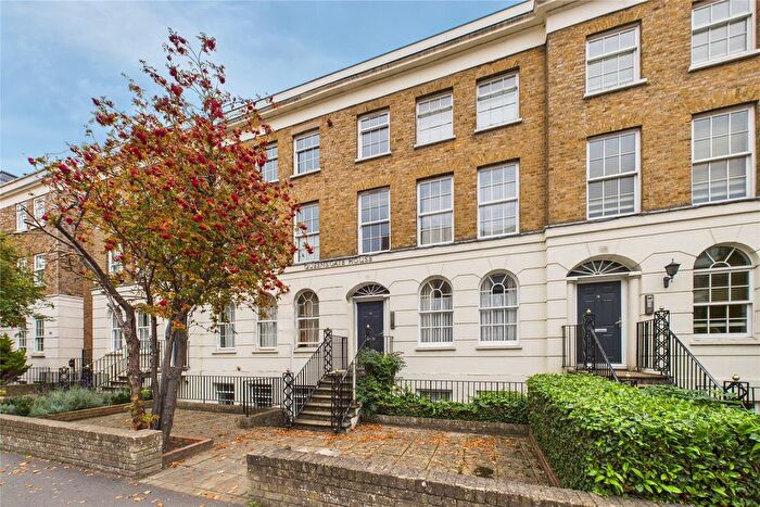 2 Bedroom Flat To Rent In Queensgate House, Cookham Road, Maidenhead, Berkshire, SL6