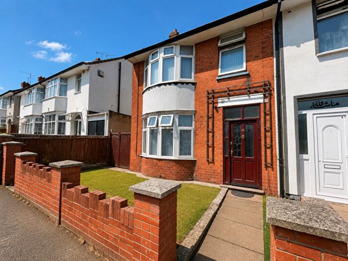 3 Bedroom Semi Detached House For Sale In Grantham Road, Luton, Bedfordshire, LU4