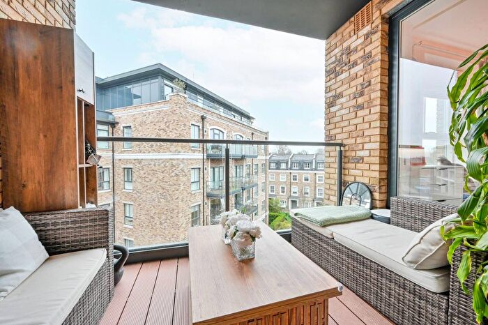 1 Bedroom Flat For Sale In Palladian Gardens, Grove Park, London, W4