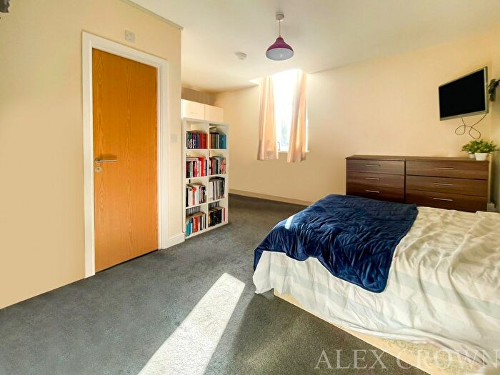 Studio To Rent In Bounds Green Road, London, N11