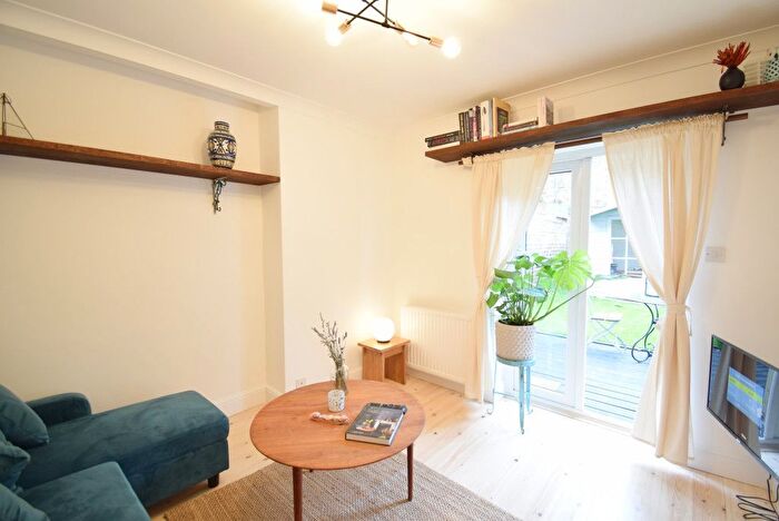 1 Bedroom Flat To Rent In Latimer Road, London, W10