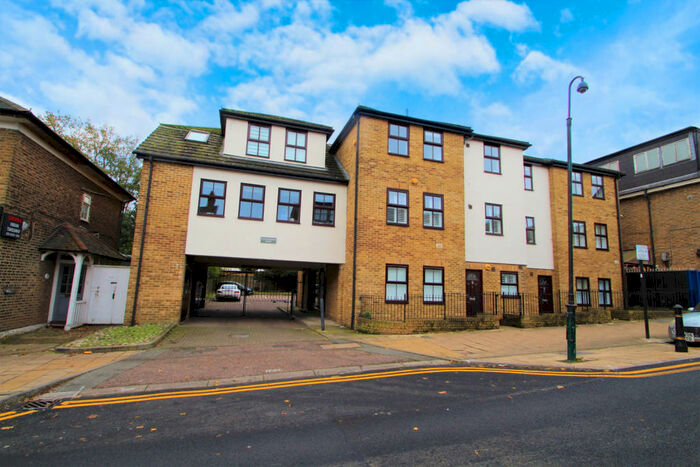 2 Bedroom Flat To Rent In Queens Road, Buckhurst Hill, IG9