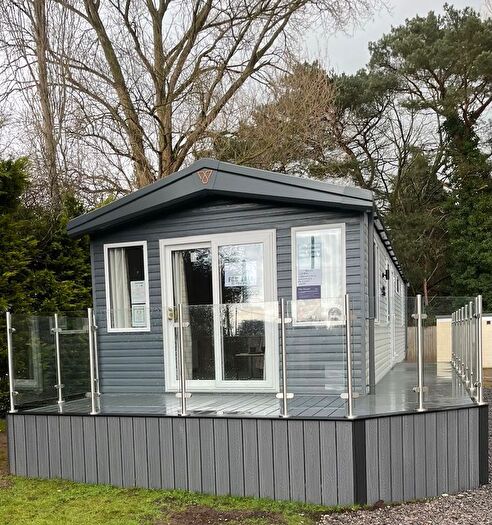 2 Bedroom Mobile/park Home For Sale In Hull Road, Wilberfoss, York, YO41
