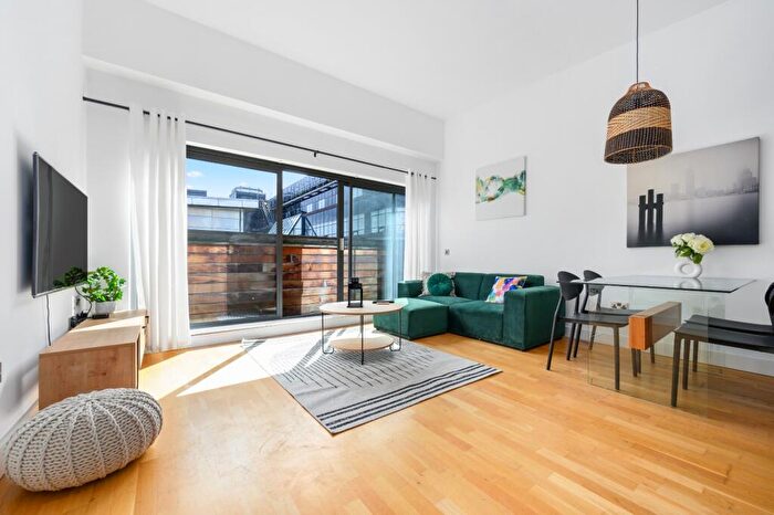 2 Bedroom Apartment To Rent In Oldham Road, Manchester, M4