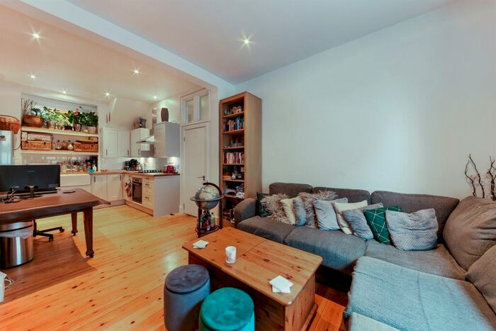 2 Bedroom Flat For Sale In Axminster Road, London, N7