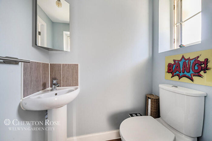 5 Bedroom Detached House For Sale In Peregrine Way, Hatfield, AL10