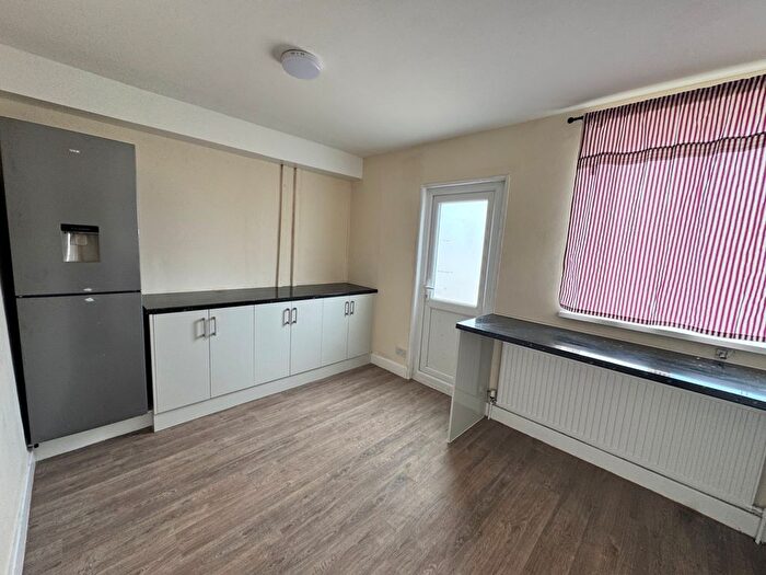 4 Bedroom Flat To Rent In Parklands Parade, Hounslow, TW5