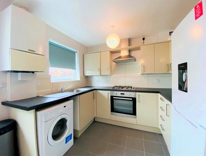 2 Bedroom Flat To Rent In Central Road, Worcester Park, KT4