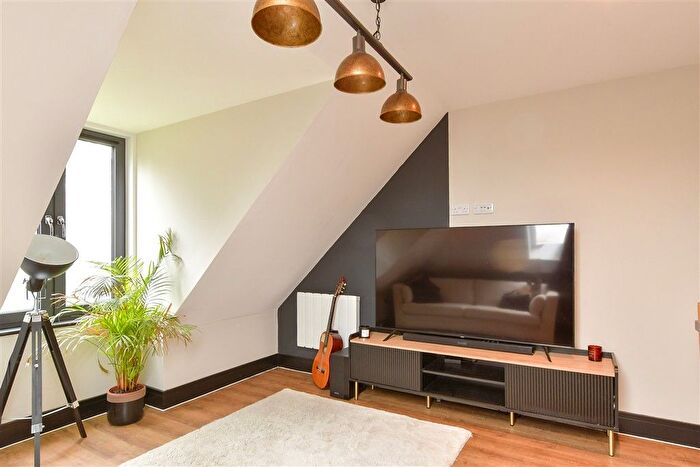 1 Bedroom Flat For Sale In North Ash Road, New Ash Green, Longfield, Kent, DA3