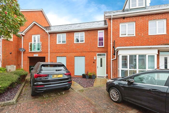 2 Bedroom Flat For Sale In Reynolds Avenue, Redhill, Surrey, RH1