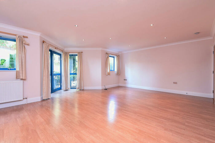 2 Bedroom Apartment To Rent In Edison Road, Bromley, BR2