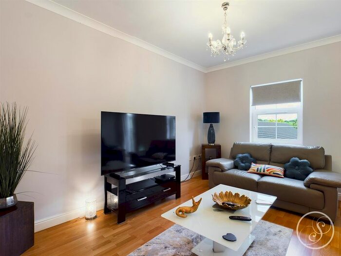 2 Bedroom Flat To Rent In Stoneleigh Court, Alwoodley, Leeds, LS17