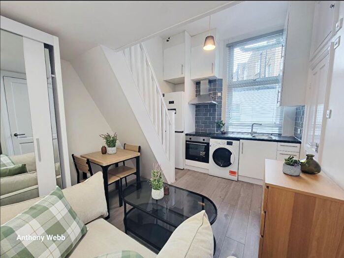 Studio To Rent In Essex Road, Islington, N1