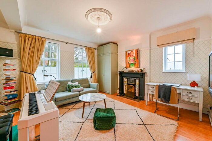 3 Bedroom Flat For Sale In Connaught Gardens, Muswell Hill, London, N10