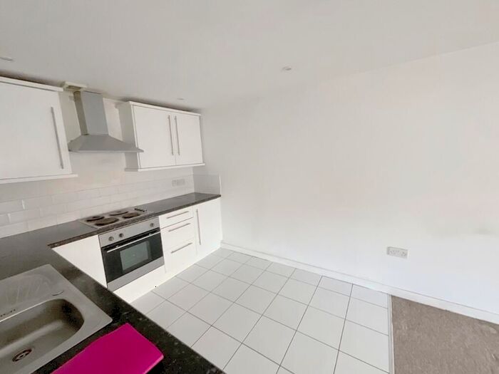 2 Bedroom Flat To Rent In Park Street, Oldham, Manchester, OL2