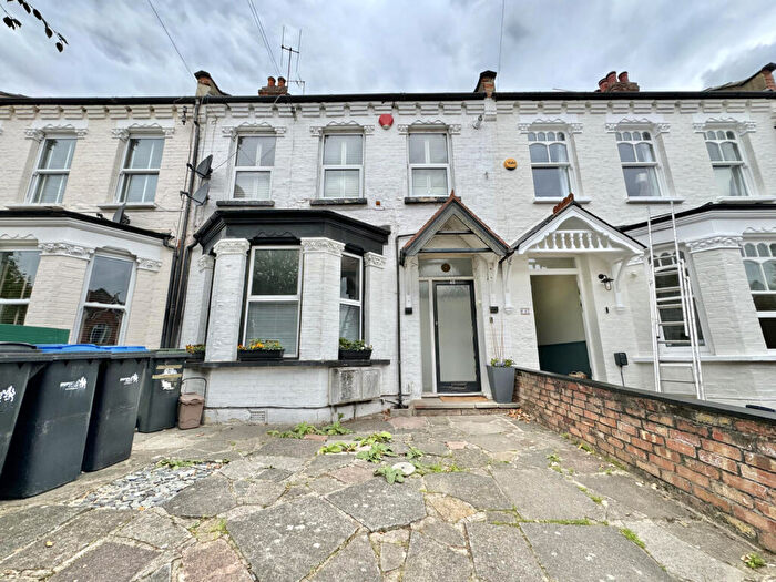 2 Bedroom Flat For Sale In Avondale Road, N13