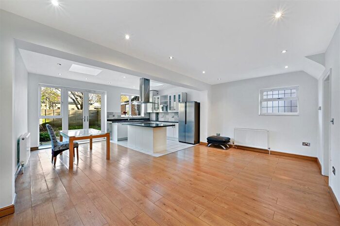 4 Bedroom Property To Rent In West Barnes Lane, Motspur Park, KT3